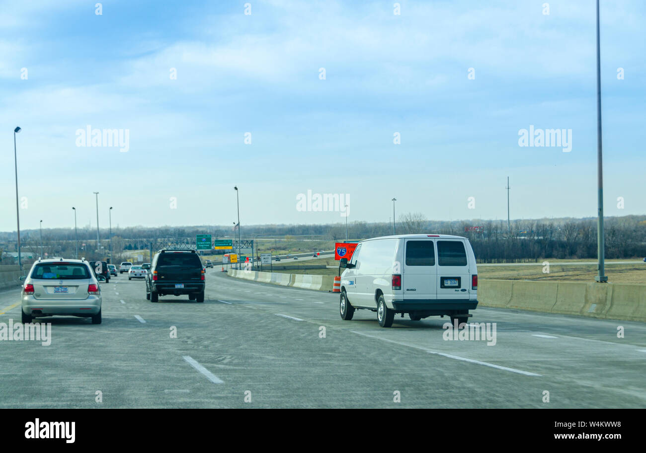 Il traffico autostradale sulla I-75 vicino a Saginaw, Michigan, Stati Uniti d'America. Foto Stock