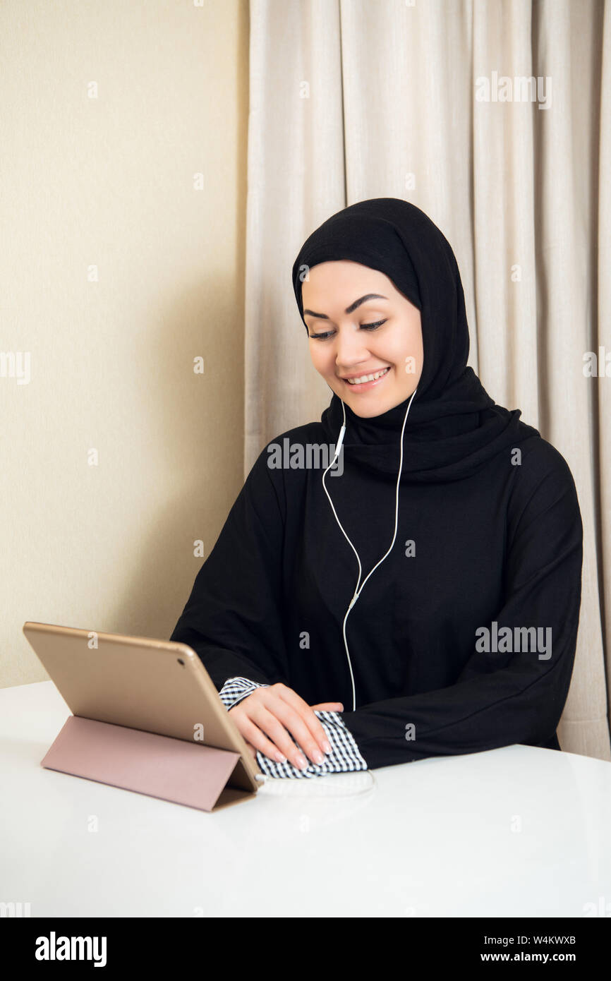 Piuttosto Arabian teen ragazza utilizzando computer tavoletta nella scuola di alta classe Foto Stock