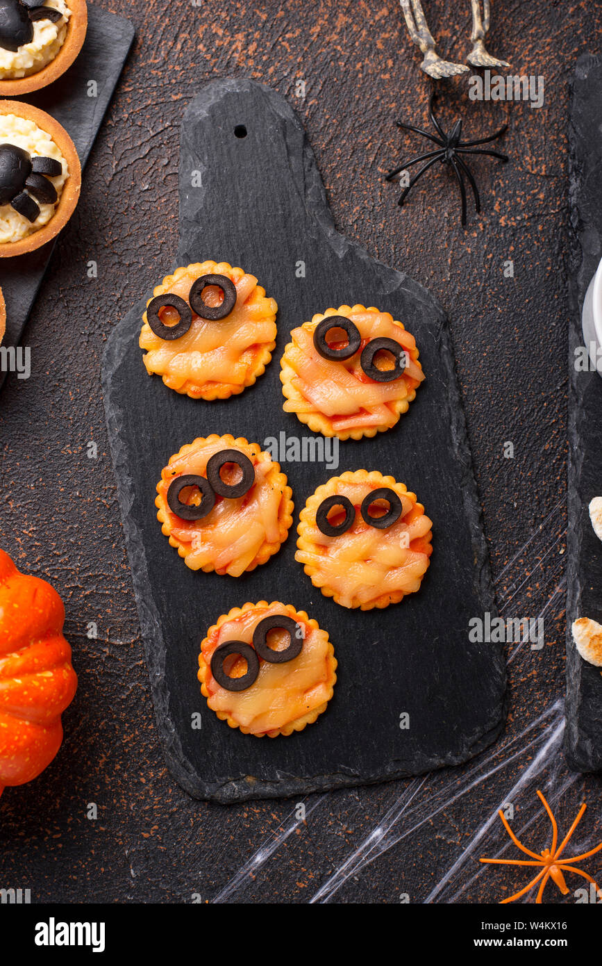 Scary Halloween mini mummia pizza Foto Stock