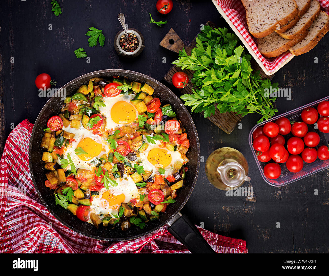 La prima colazione fino a tardi - uova fritte con le verdure. Shakshuka. Cucina Araba. Cibo Kosher. Vista superiore Foto Stock