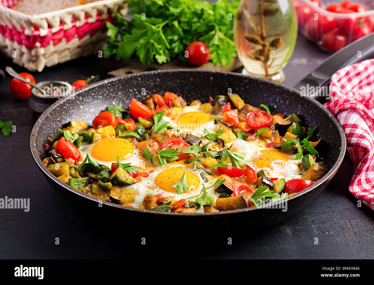 La prima colazione fino a tardi - uova fritte con le verdure. Shakshuka. Cucina Araba. Cibo Kosher. Foto Stock