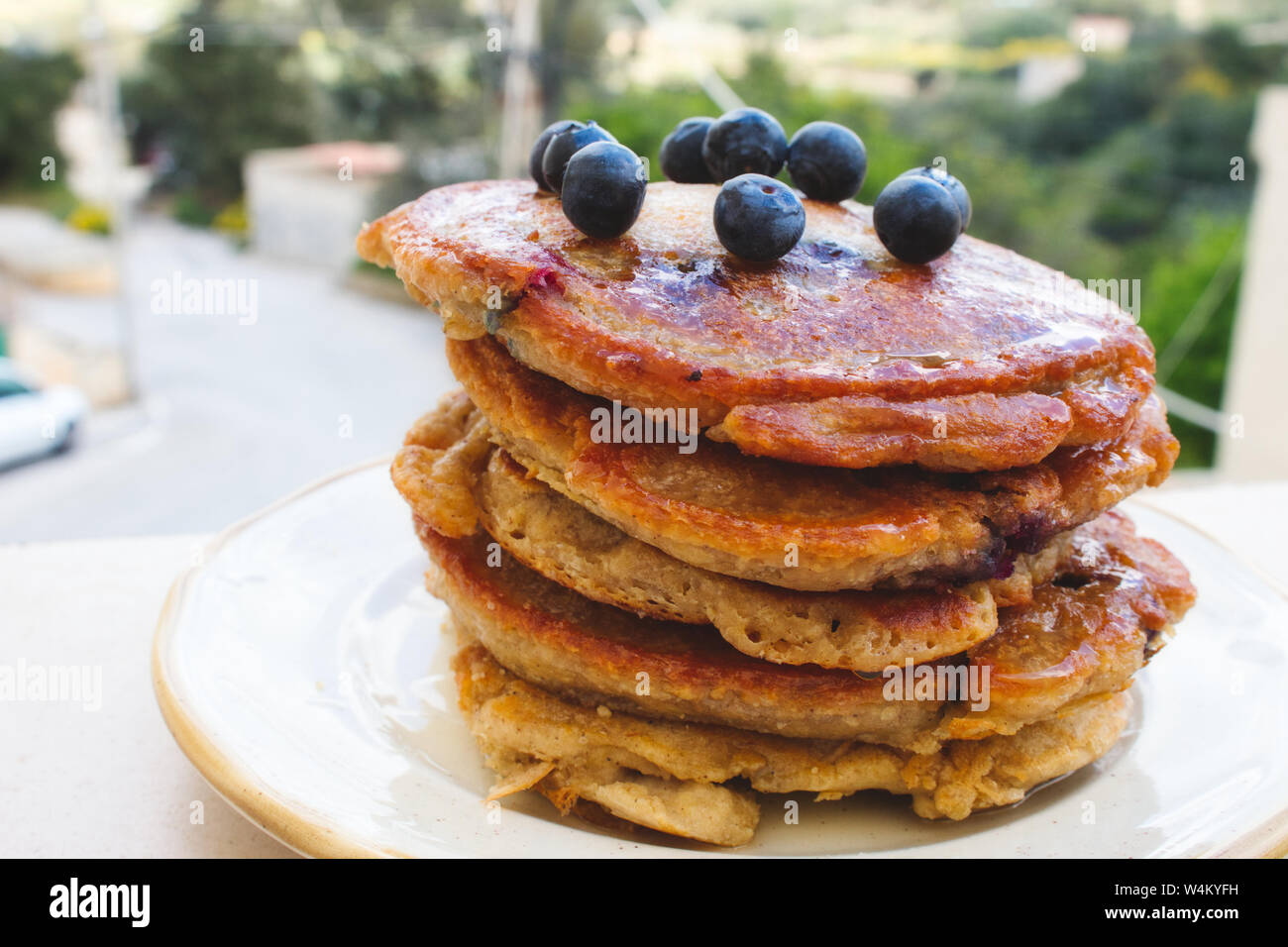 Grande pila di Pancake fatti in casa conditi con mirtilli e sciroppo Foto Stock