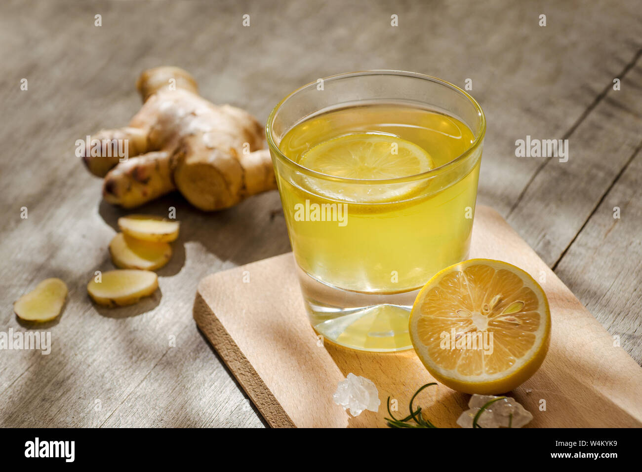 Rinfrescante limonata di agrumi,bevanda estiva. La limonata con limone fresco su sfondo di legno Foto Stock