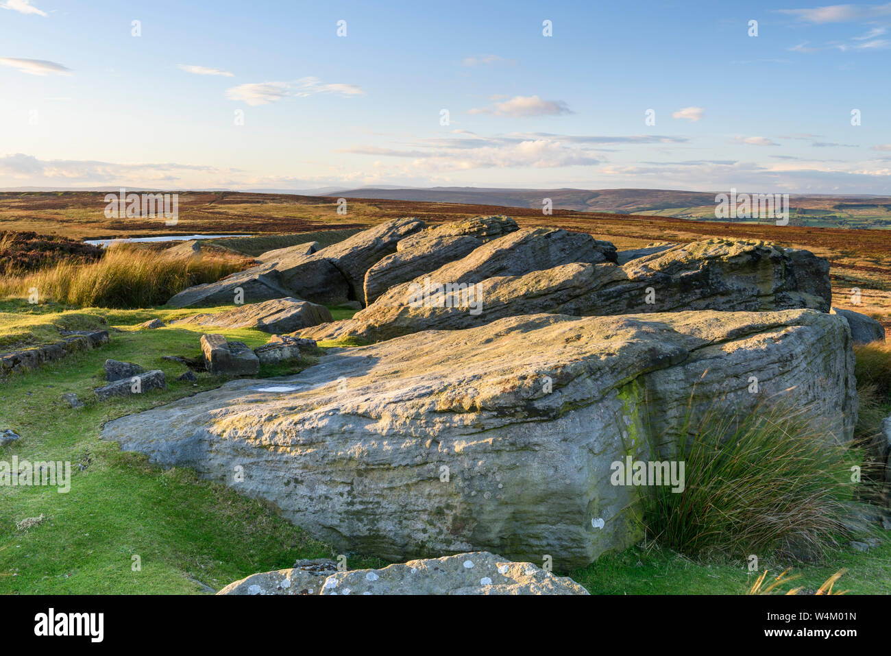 Panoramica campagna vista sul tranquillo soleggiato Burley Moro (affioramento roccioso, altopiano serbatoio, alta brughiera & Wharfe Valley) - West Yorkshire, Inghilterra, Regno Unito Foto Stock