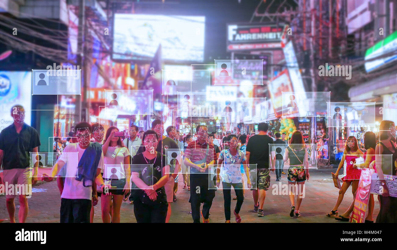 Accurato software per il riconoscimento facciale la tecnologia di rilevamento. blur persone con scansione facciale mostra digitale di dati personali e di credito sociale Foto Stock