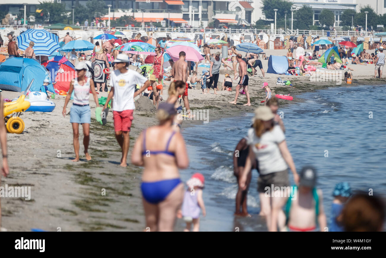 24 luglio 2019, Schleswig-Holstein, Travemünde: numerosi bagnanti cavort presso il Mar Baltico beach. Temperature fino a trenta gradi sono qui previsti. Foto: Markus Scholz/dpa Foto Stock