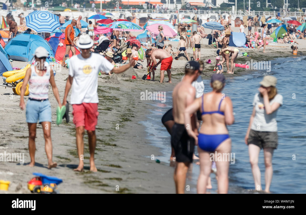 24 luglio 2019, Schleswig-Holstein, Travemünde: numerosi bagnanti cavort presso il Mar Baltico beach. Temperature fino a trenta gradi sono qui previsti. Foto: Markus Scholz/dpa Foto Stock