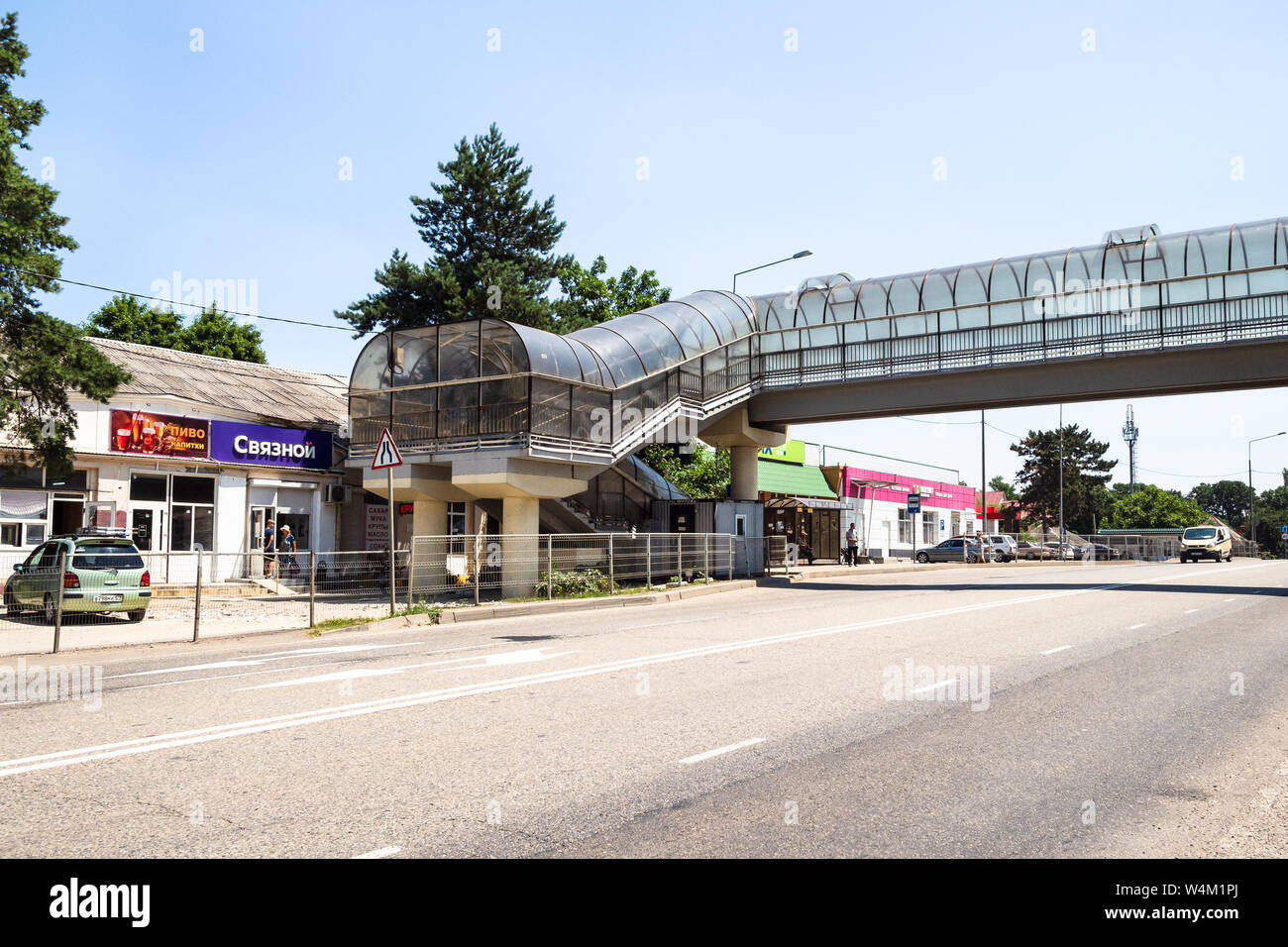 AKHTYRSKY, RUSSIA - luglio 3, 2019: pedonale sopraelevata su Sovetskaya street nel villaggio di Akhtyrka su un146 Autostrada Federale Krasnodar - Novorossiysk in un Foto Stock