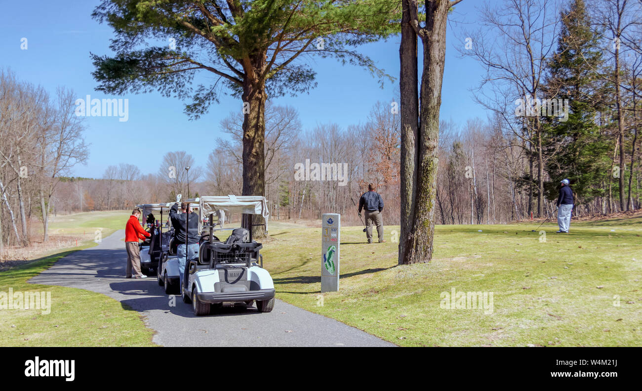 Un campo di rinvio su un campo da golf. Gli amanti del golf si prepara a tee off dal primo foro di un campo da golf. Foto Stock
