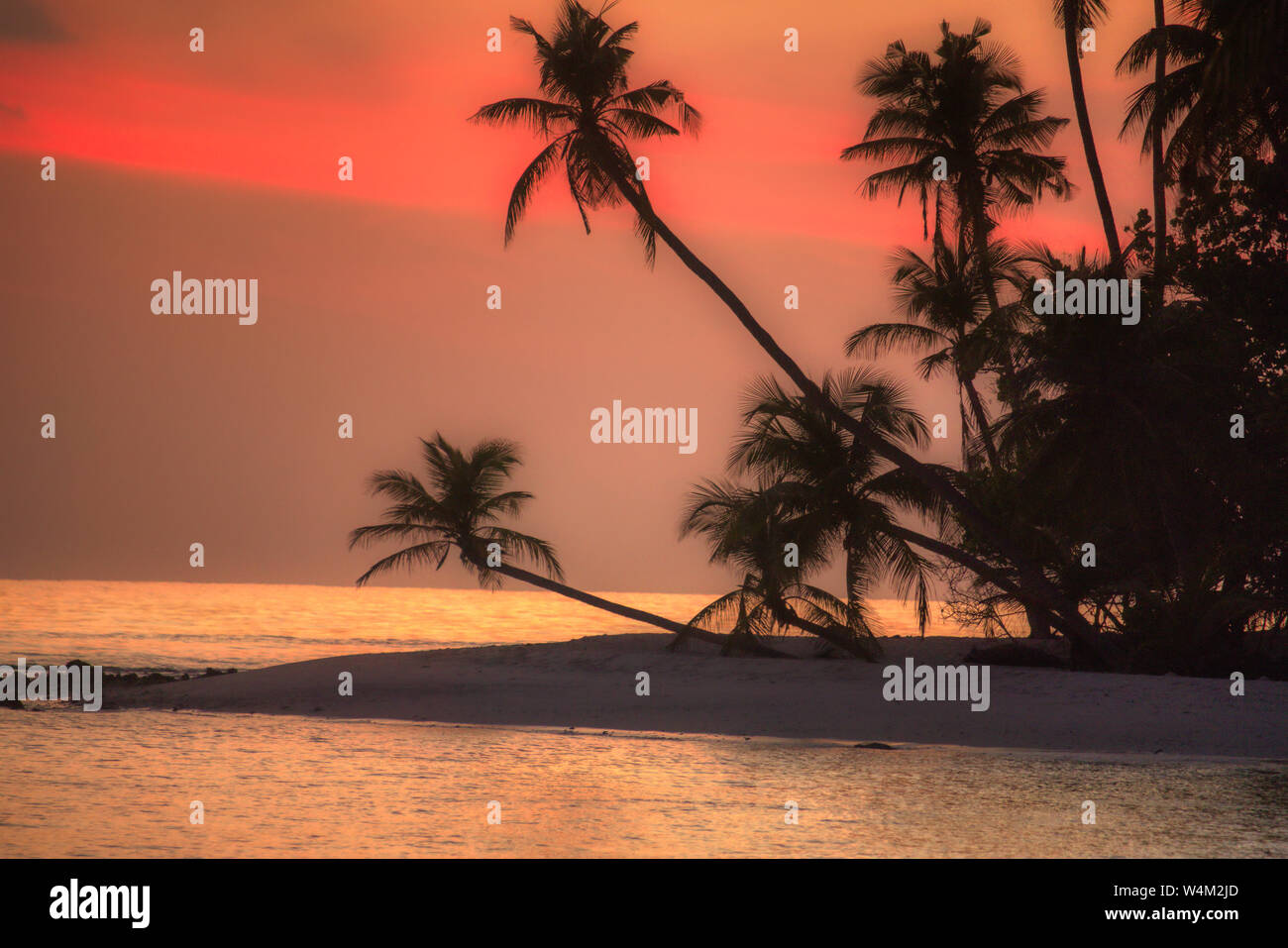 Questa unica immagine mostra il gigantesco tramonto alle Maldive. Si può facilmente vedere come il cielo raffiche e tutto diventa arancione Foto Stock