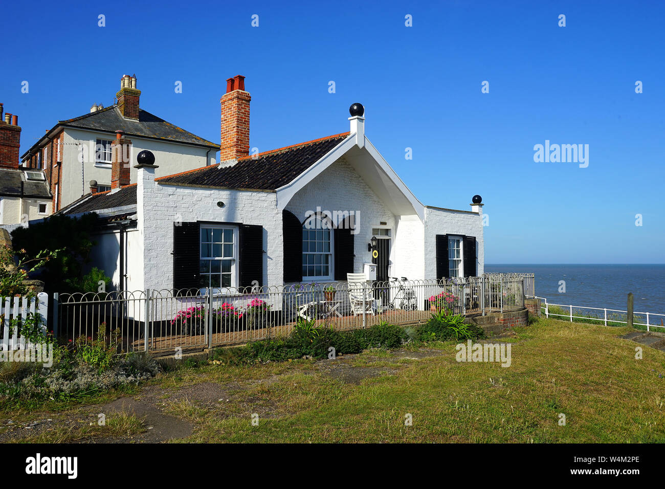 Vecchio cottage sul mare che si affaccia sul mare a Southwold Foto Stock