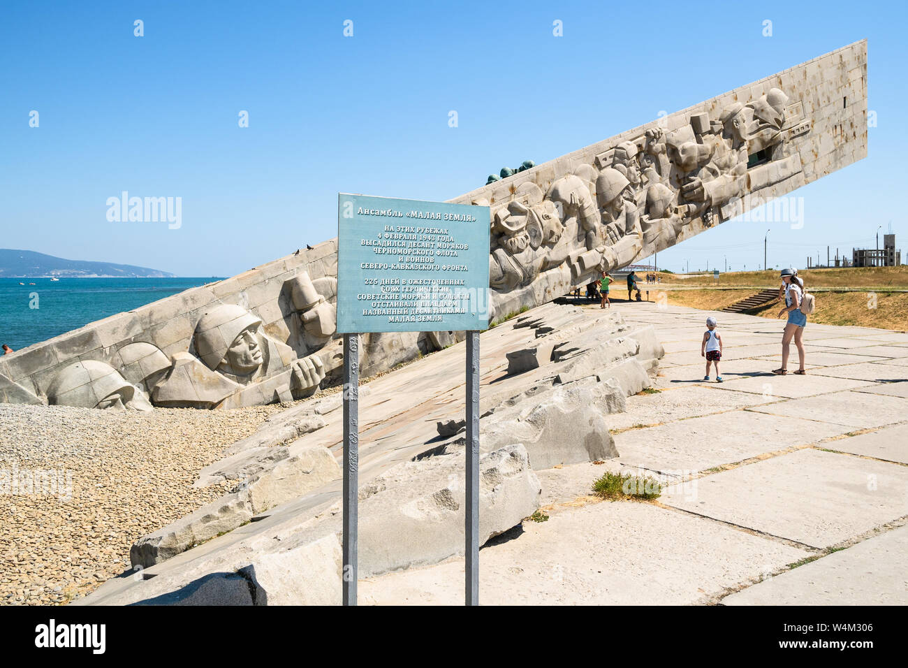 NOVOROSSIYSK, RUSSIA - luglio 7, 2019: persone vicino al segno della Seconda Guerra Mondiale Memorial Malaya Zemlya su Sudzhukskaya Kosa spiaggia della baia di Tsemes del nero Foto Stock