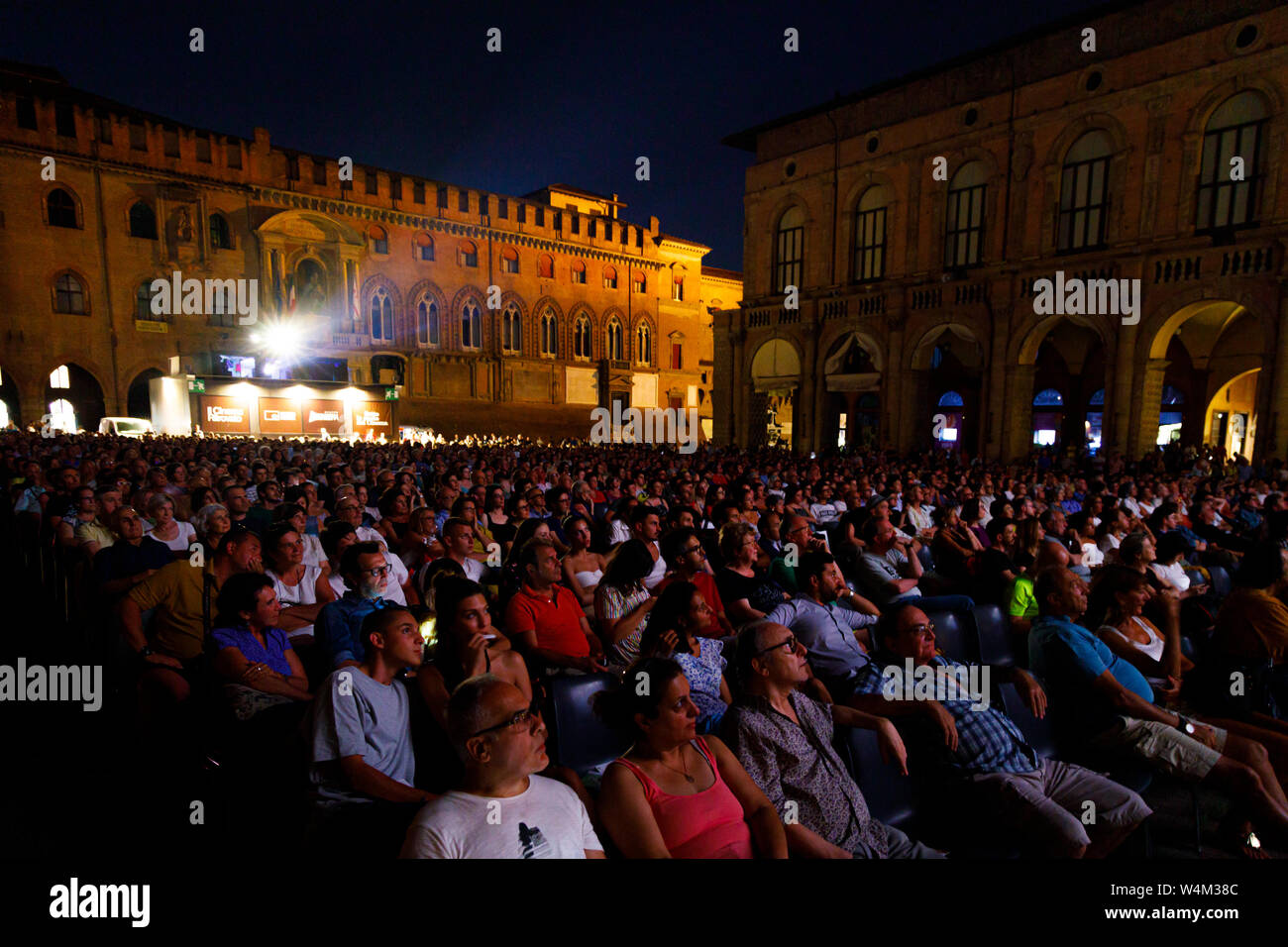 Bologna, Italia. 24 Luglio, 2019. Lo screening di Pupi Avati il film 'noi tre" (tre di noi) in Piazza Maggiore, Italia Foto Stock