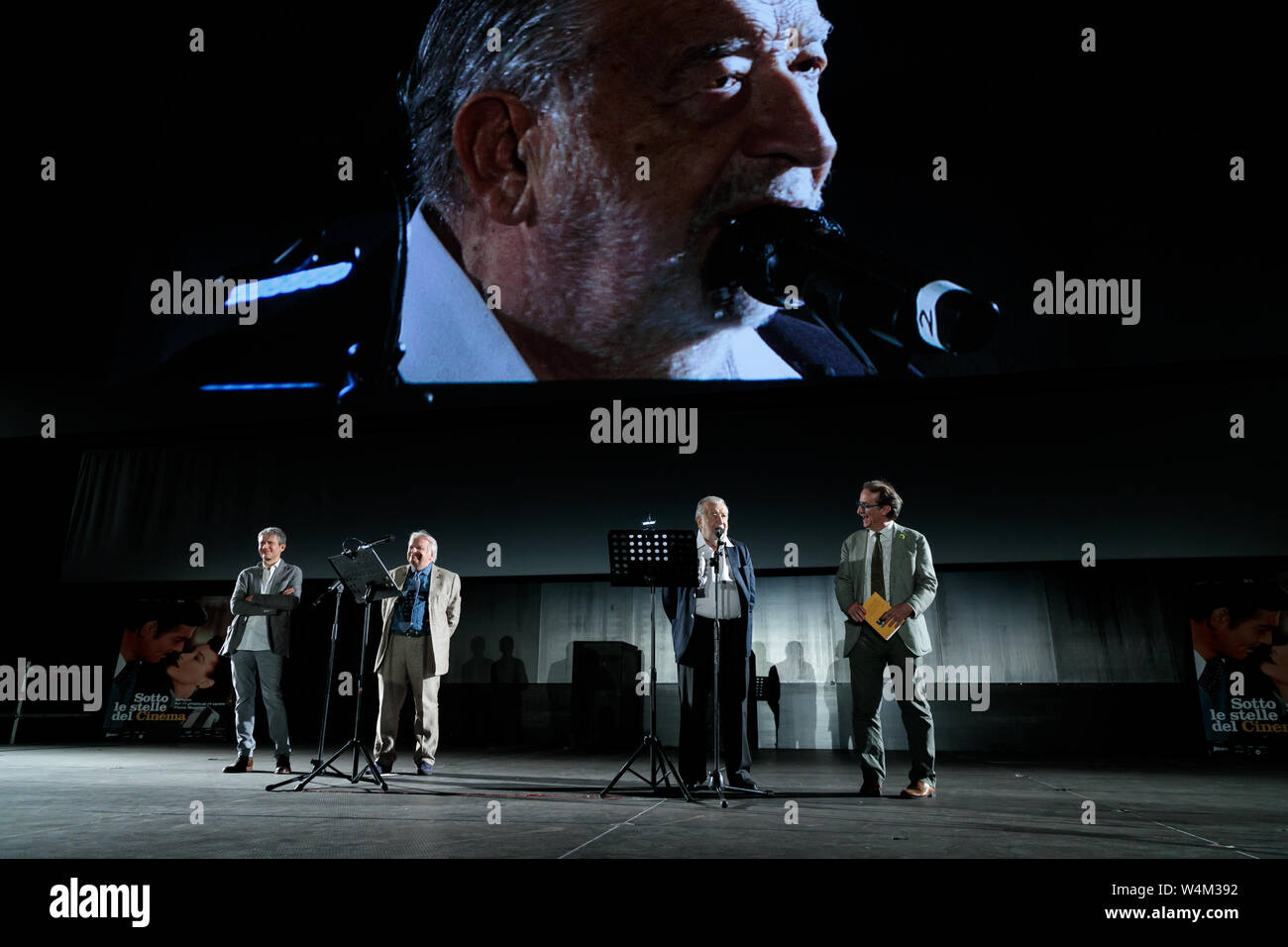 Bologna, Italia. 24 Luglio, 2019. Lo screening di Pupi Avati il film 'noi tre" (tre di noi) in Piazza Maggiore, Italia Foto Stock