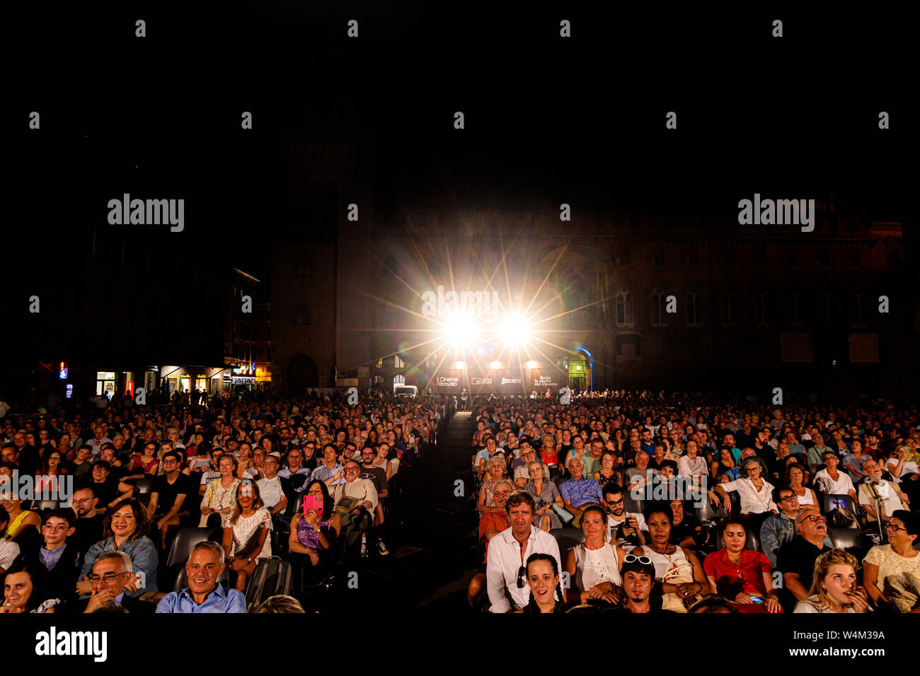 Bologna, Italia. 24 Luglio, 2019. Lo screening di Pupi Avati il film 'noi tre" (tre di noi) in Piazza Maggiore, Italia Foto Stock