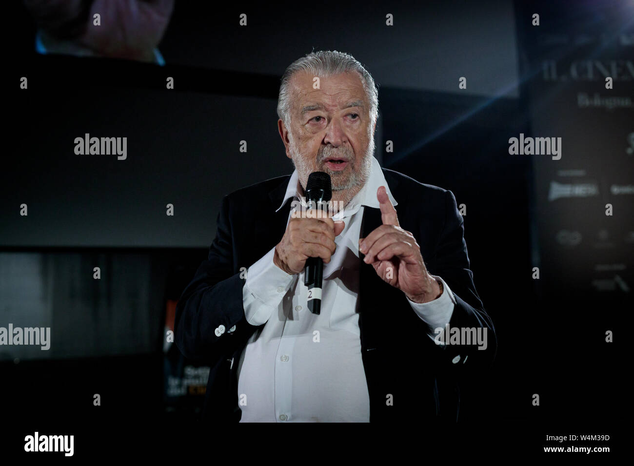 Bologna, Italia. 24 Luglio, 2019. Pupi Avati durante la presentazione nella Piazza Maggiore di restauro del "Noi Tre" (tre di noi) film Foto Stock