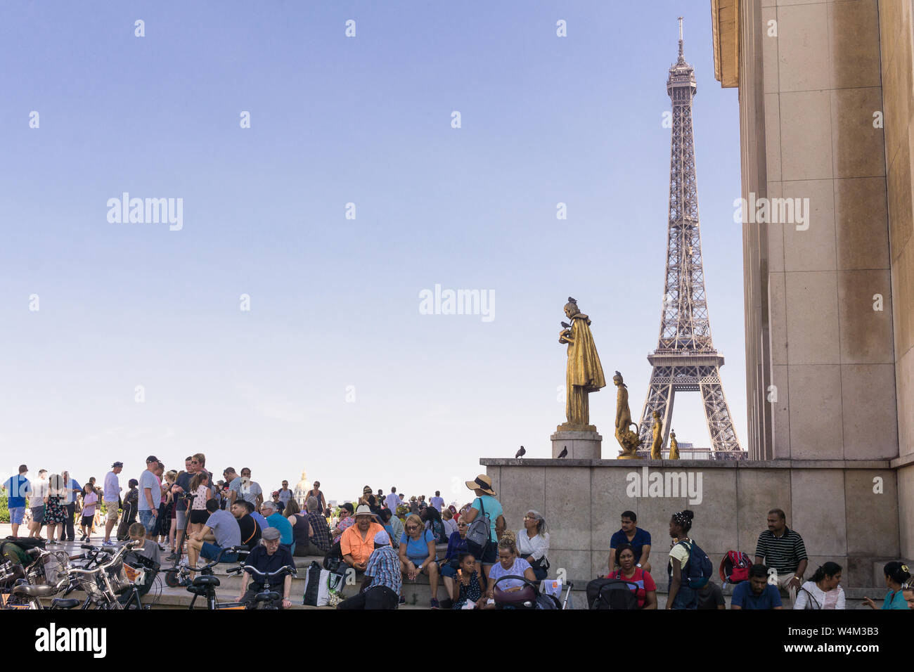Parigi turisti Trocadero - Decine di turisti in appoggio a Place du Trocadero a Parigi, in Francia, in Europa. Foto Stock