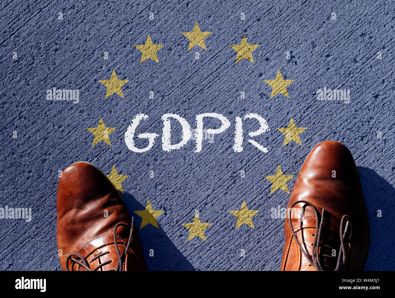 Bandiera dell'UE con la sigla il PILR (generale della protezione dei dati il regolamento) scritto su di esso Foto Stock