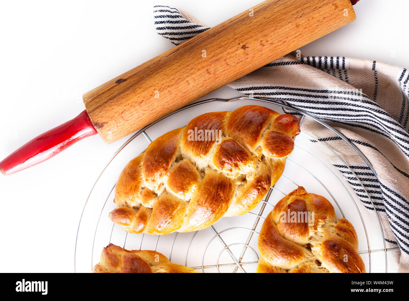 Cibo fatto in casa concetto pane fresco braid challah impasto su sfondo bianco con spazio di copia Foto Stock