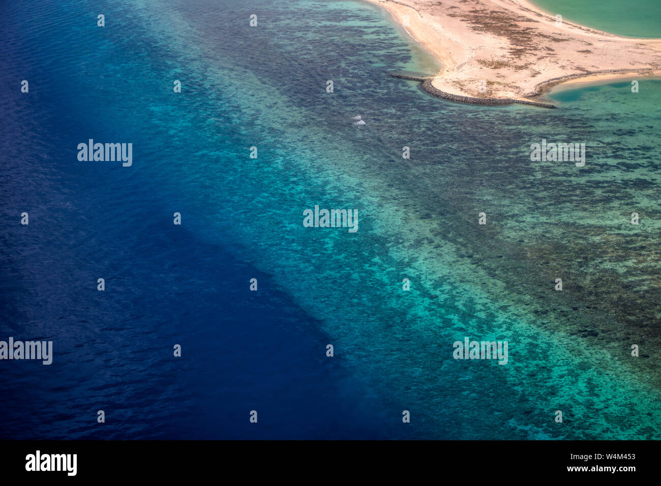 Questa unica immagine mostra le Maldive fotografati da un piano dal di sopra. È possibile vedere gli atolli nel mare e. Foto Stock