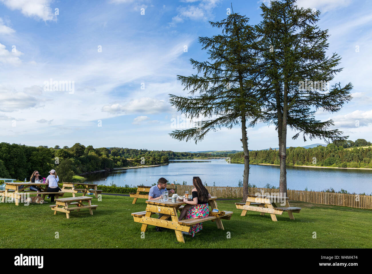 Pasti al fresco su un banco di lavoro tavolo con vista Blessington lakes, County Wicklow, Irlanda Foto Stock