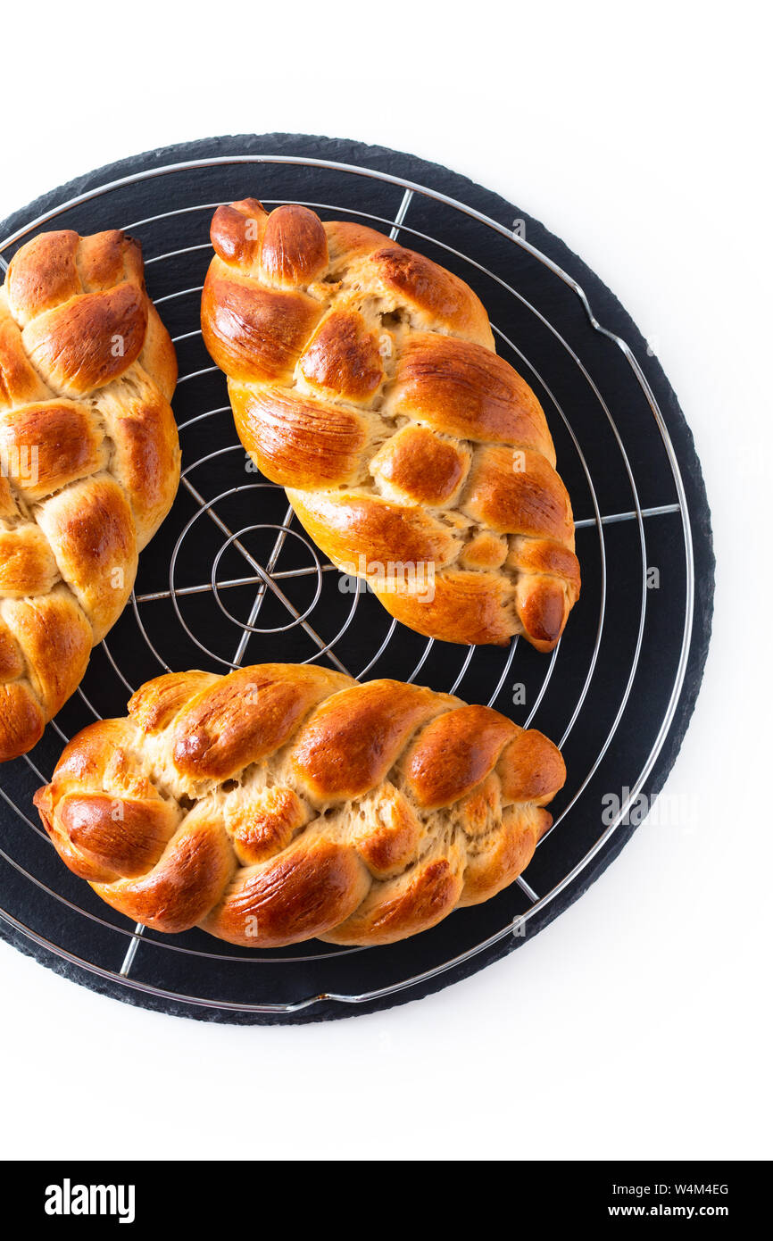 Cibo fatto in casa concetto pane fresco braid challah impasto su sfondo bianco con spazio di copia Foto Stock