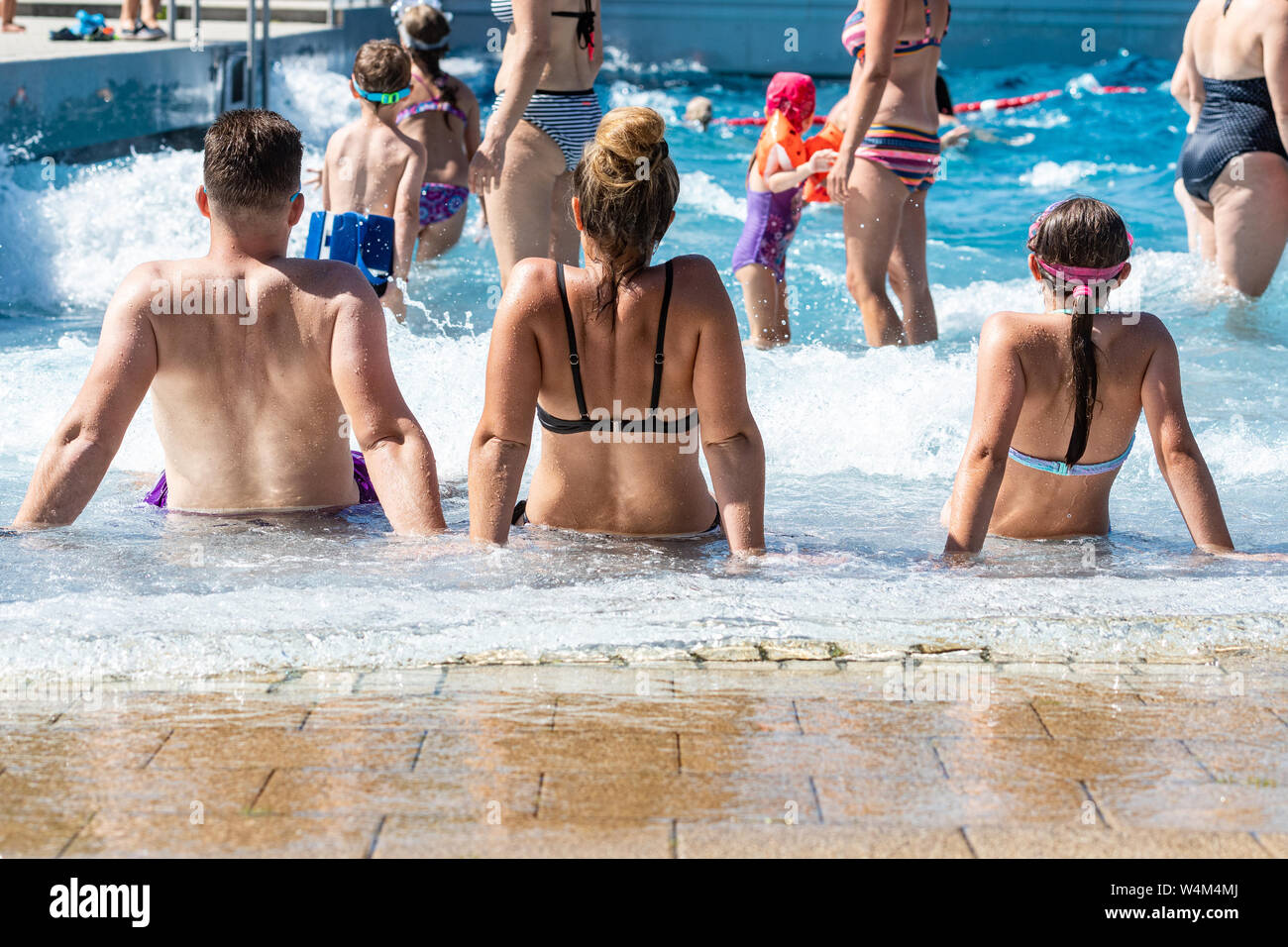 24 luglio 2019, il Land della Baviera, Passau: numerosi bagnanti rinfrescatevi nella piscina esterna "peb' nella piscina a onde. La Germania si trova di fronte a un'ondata di calore - e già mercoledì questo sarà chiaramente evidente in molti settori. Foto: Armin Weigel/dpa Foto Stock