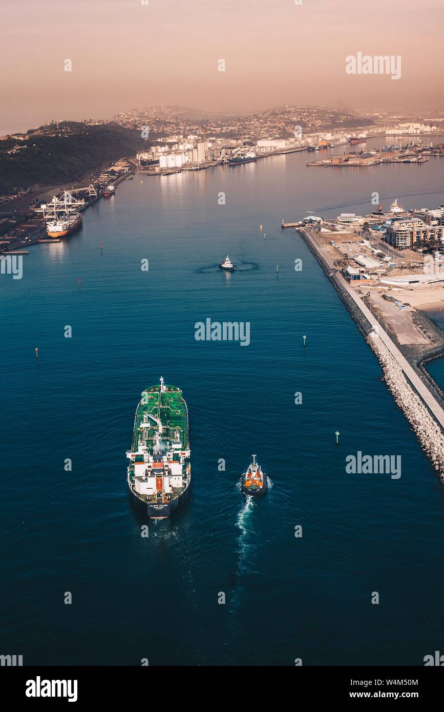 Bocca di porto con una nave in arrivo Foto Stock