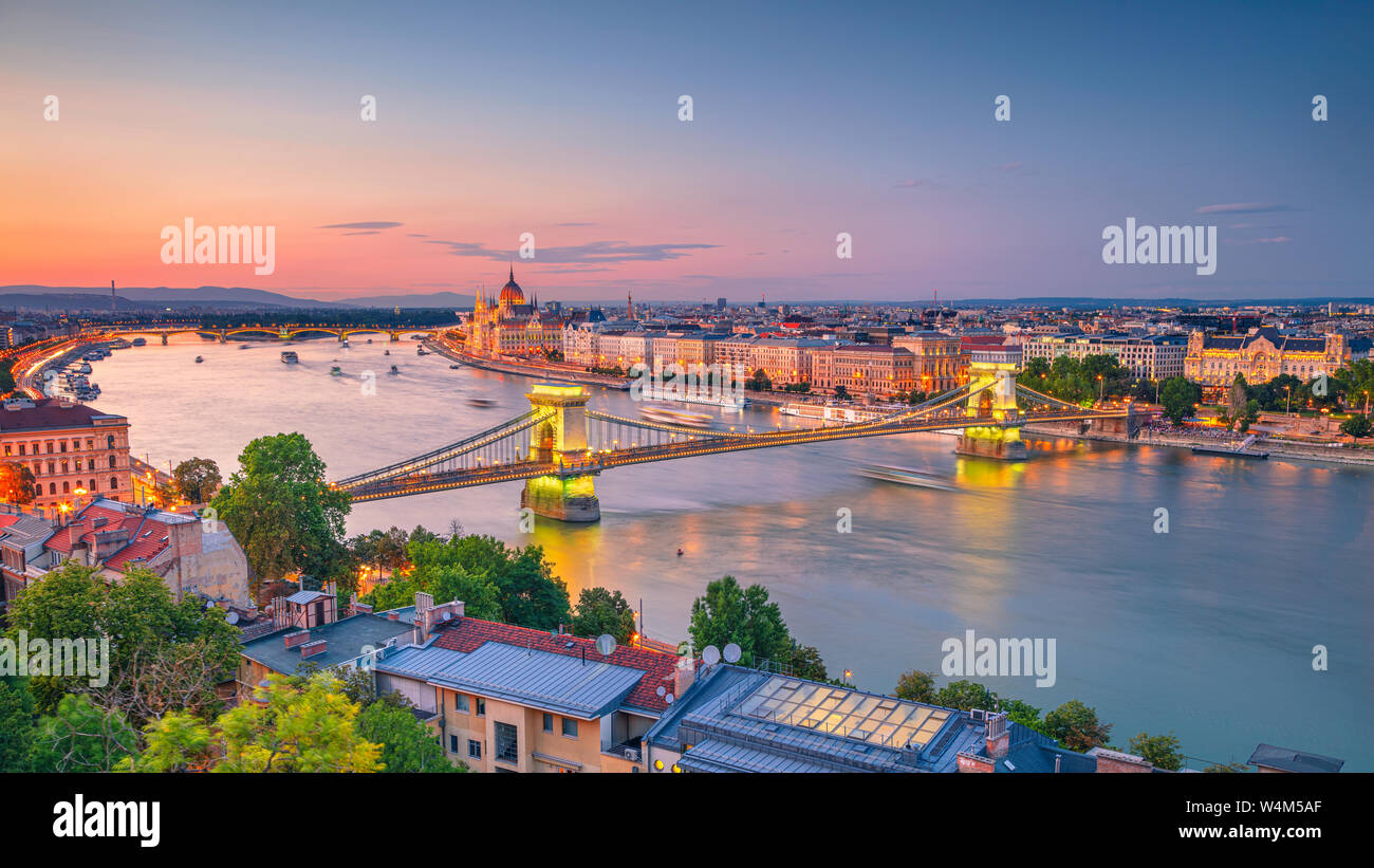 Budapest, Ungheria. Aerial cityscape immagine di panorama di Budapest con il Ponte delle Catene e il palazzo del parlamento durante il periodo estivo il tramonto. Foto Stock