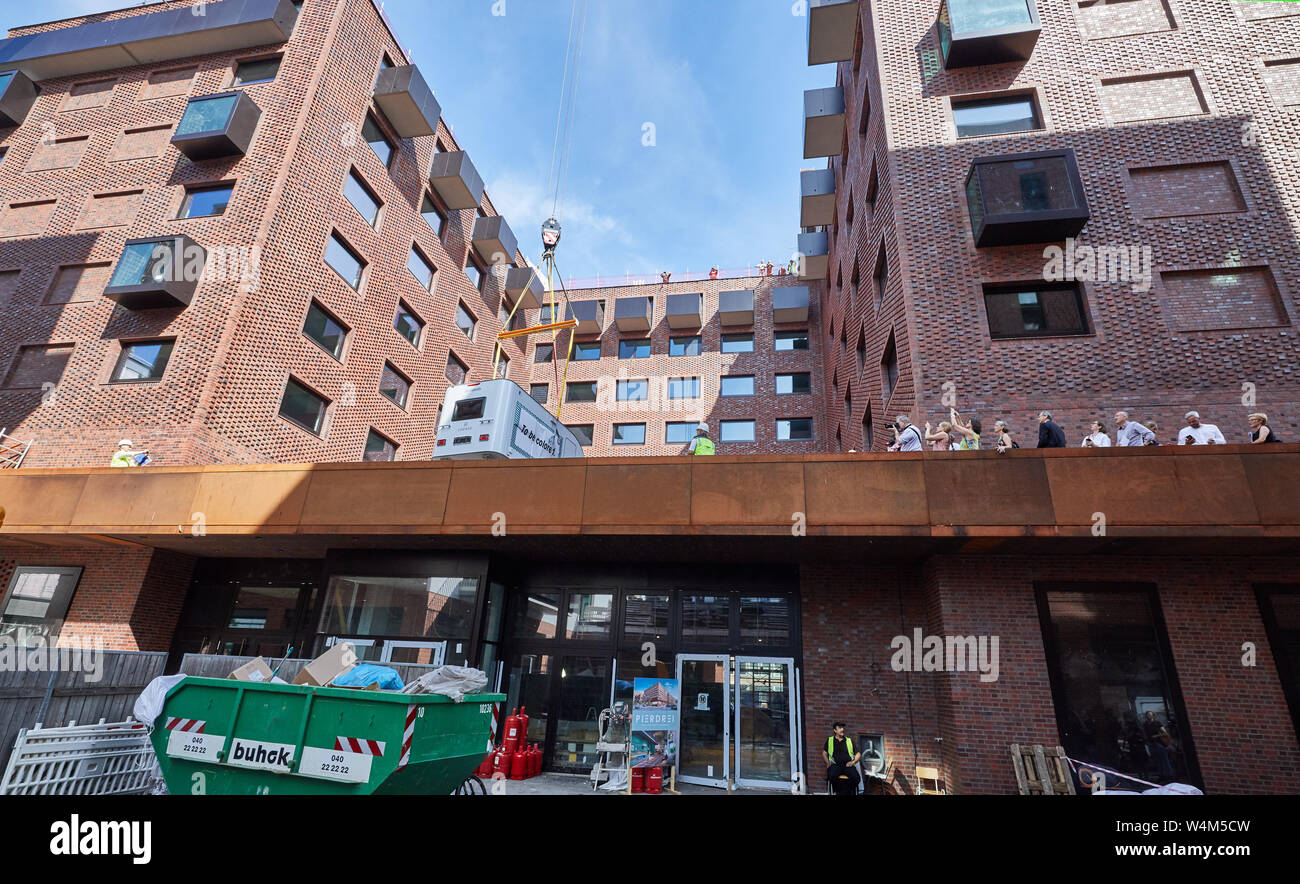 24 luglio 2019, Amburgo: Una carovana con la scritta 'per essere colorato' viene sollevato da una gru sulla terrazza dell Hotel Pierdrei. L'hotel a conduzione familiare vi offrirà la possibilità di campeggio in tre caravan ad una altezza di 7 metri. Foto: Georg Wendt/dpa Foto Stock