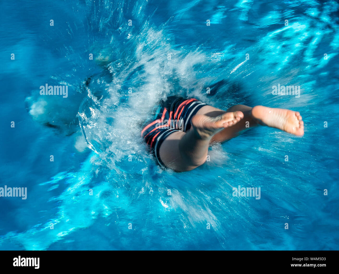 24 luglio 2019, in Sassonia, Großröhrsdorf: un ospite di balneazione salta da un trampolino nell'acqua del Massenei-Bad nel distretto di Bautzen. (Tempo di esposizione lungo tiro) foto: Robert Michael/dpa-Zentralbild/dpa Foto Stock