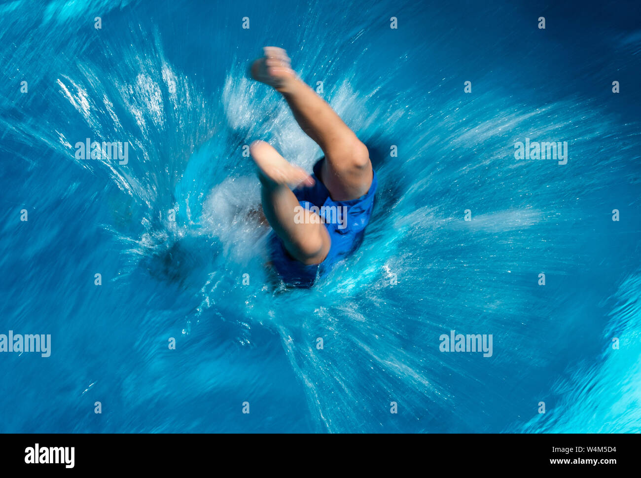 24 luglio 2019, in Sassonia, Großröhrsdorf: un ospite di balneazione salta da un trampolino nell'acqua del Massenei-Bad nel distretto di Bautzen. (Tempo di esposizione lungo tiro) foto: Robert Michael/dpa-Zentralbild/dpa Foto Stock