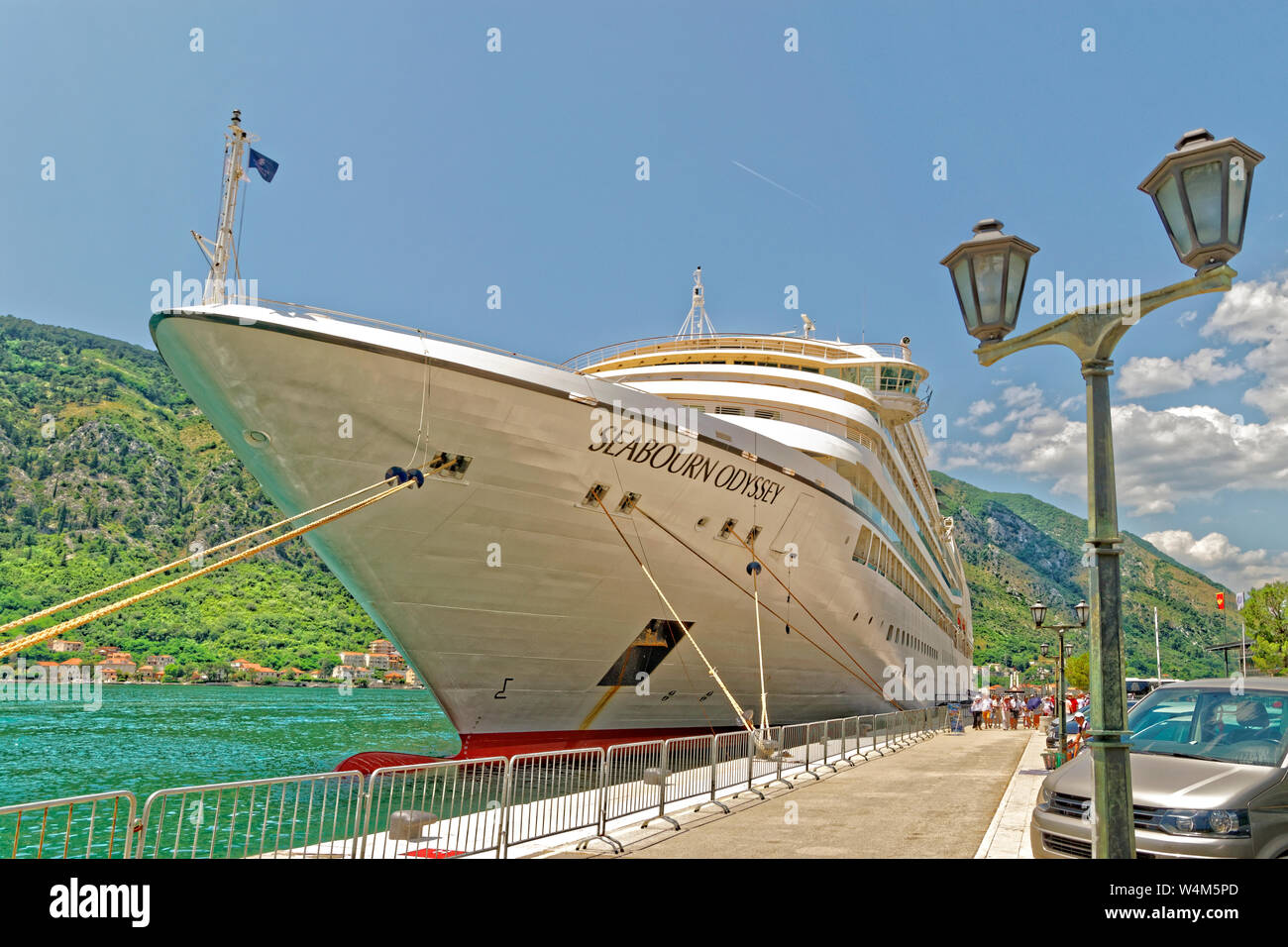 La nave di crociera 'Seabourn Odyssey' attraccata a Kotor, Montenegro. Foto Stock