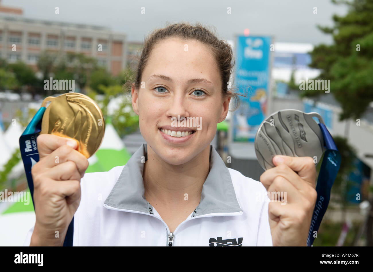 24 luglio 2019, Corea del Sud, Gwangju: nuoto nel Campionato del Mondo: Sarah Köhler mostra la sua medaglia d argento per il secondo posto oltre 1500 metri e la medaglia d'oro per la vittoria con il Team Relay oltre cinque chilometri in occasione di una conferenza stampa. Foto: Bernd Thissen/dpa Foto Stock