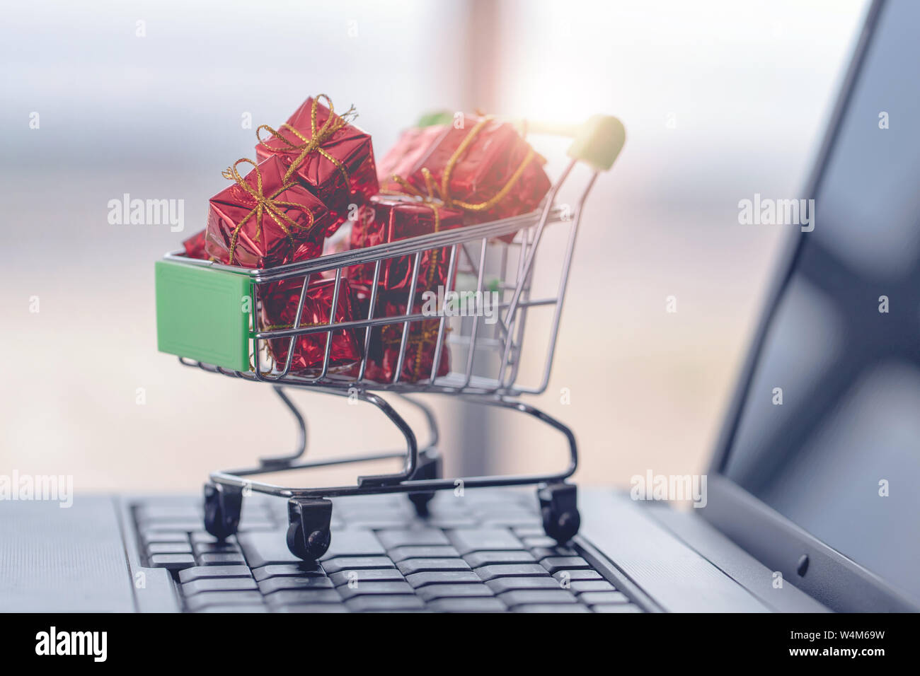 Carrello e il computer portatile con confezioni regalo Foto Stock