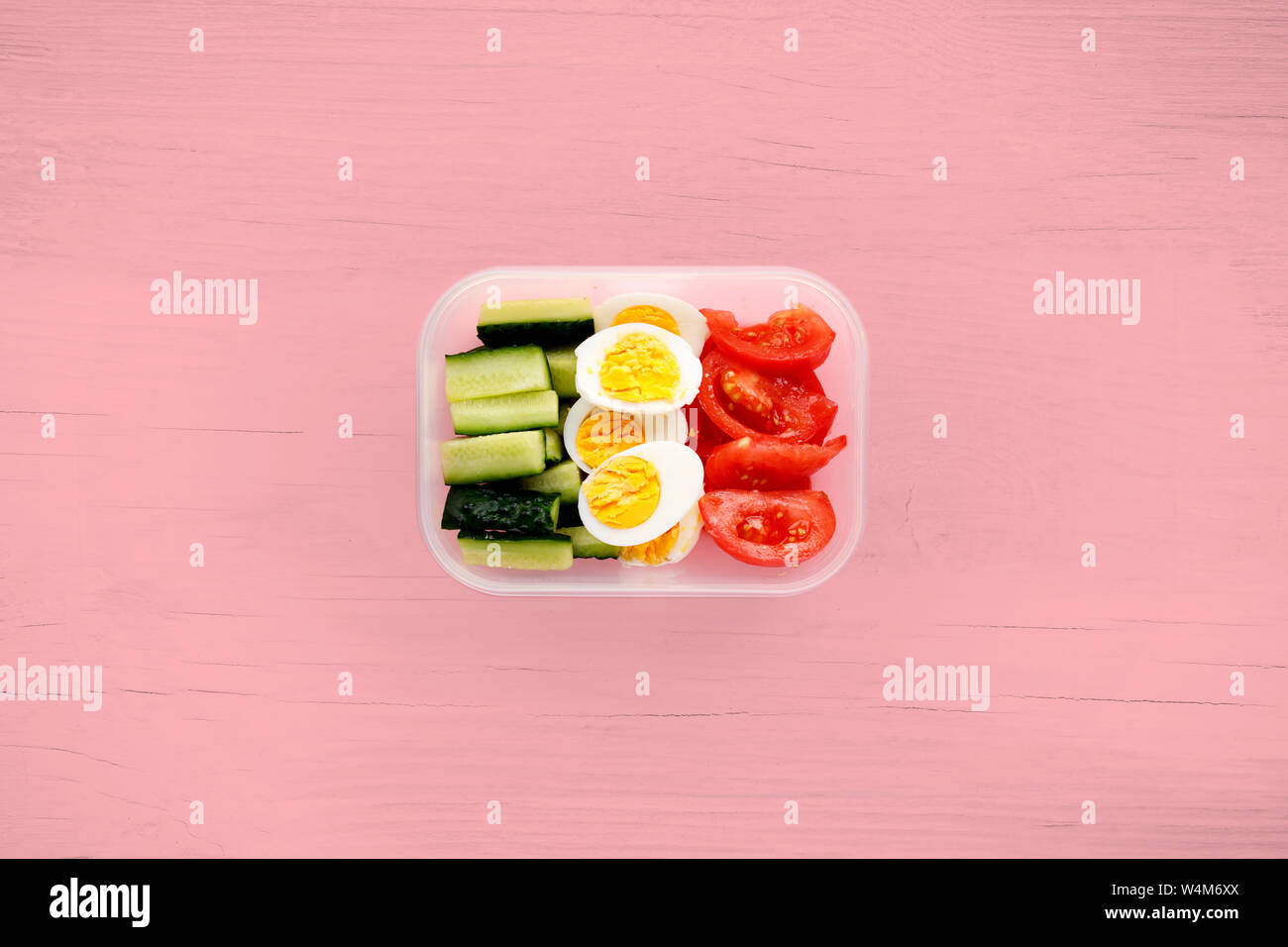 Fitness sano cibo nel contenitore. Sport Il minimalismo di cibo Foto Stock