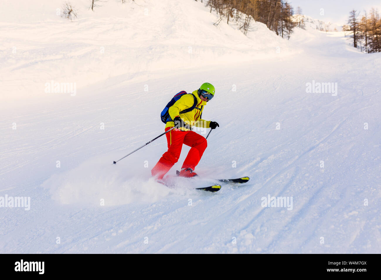 Immagine dell uomo di sport sciare sul pendio nevoso Foto Stock