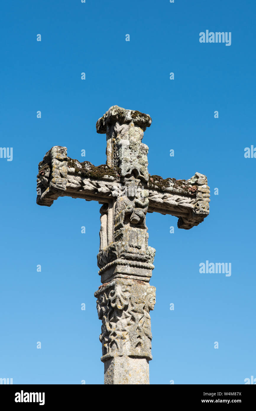 Antica pietra intagliata croce con la Vergine Maria tenendo il Bambino Gesù in braccio. Cruceiro Galicia, Spagna Foto Stock