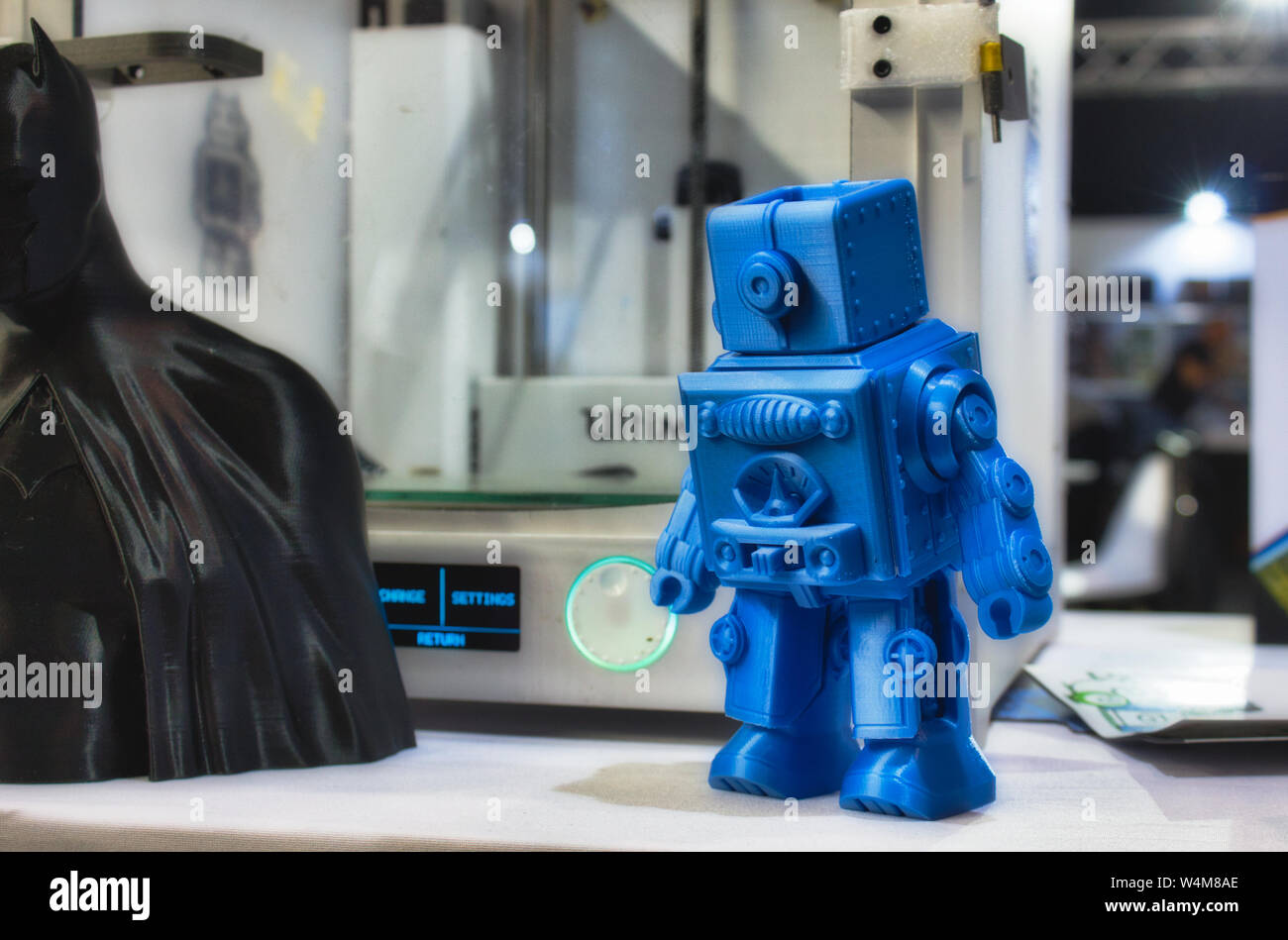 3D stampata modello robot accanto a una stampante 3d a una tecnologia e  gadget fair Foto stock - Alamy