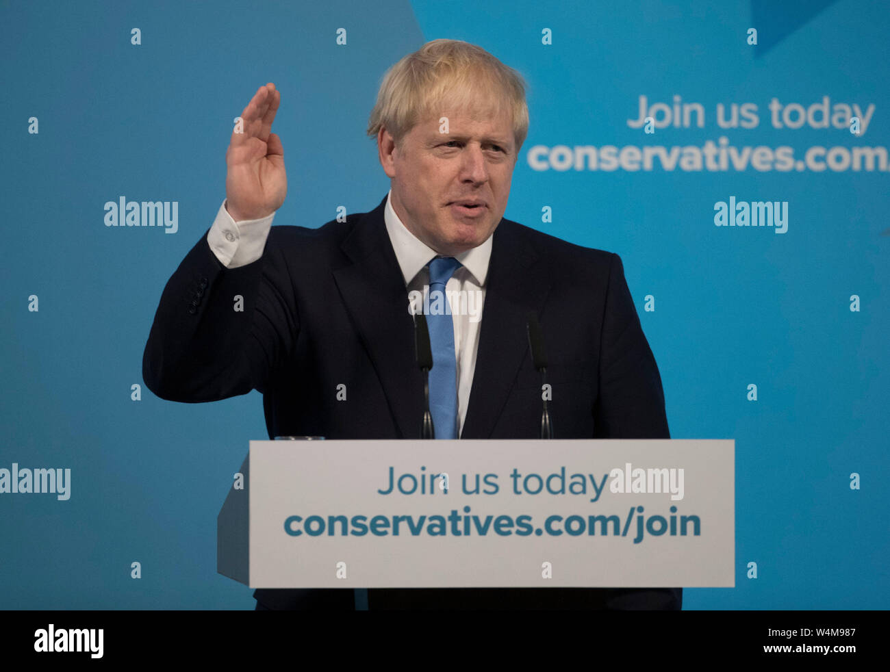 Pechino, Cina. Il 24 luglio, 2019. Il neo eletto partito conservatore leader Boris Johnson gesti durante il conservatore Annuncio di leadership presso la Queen Elizabeth II Centre di Londra, Gran Bretagna, 23 luglio, 2019. Ex Segretario degli esteri britannico ed ex-sindaco di Londra Boris Johnson è stato eletto il leader del partito conservatore al governo martedì e destinata a diventare il paese del primo ministro. Credito: Xinhua/Alamy Live News Foto Stock