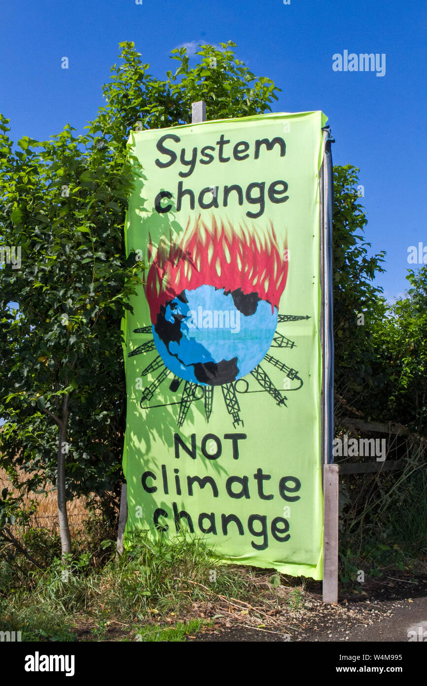 Blackpool, Lancashire, Regno Unito. Il 24 luglio 2019. Anti-fracking & Cambiamenti climatici manifestanti picket la Cuadrilla shale fracking gas sito a poco Plumpton su Preston New Road Nr Blackpool. Il controverso fratturazione idraulica (anche fracking, hydrofracturing o hydrofracking) è un bene la tecnica di stimolazione in cui rock è fratturato da un liquido pressurizzato per rilasciare intrappolato shale gas sotto il letto di roccia. Credito: Cernan Elias/Alamy Live News Foto Stock