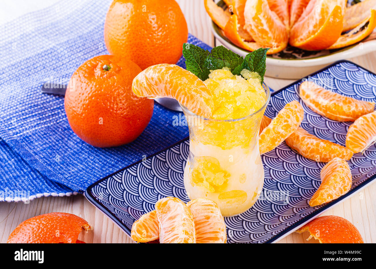 Il sorbetto alla frutta. Congelati succo da frutta tropicale. Gustoso gelato. Dieta di frutta. Il gusto dell'estate. A che serve di vitamine. Foto Stock