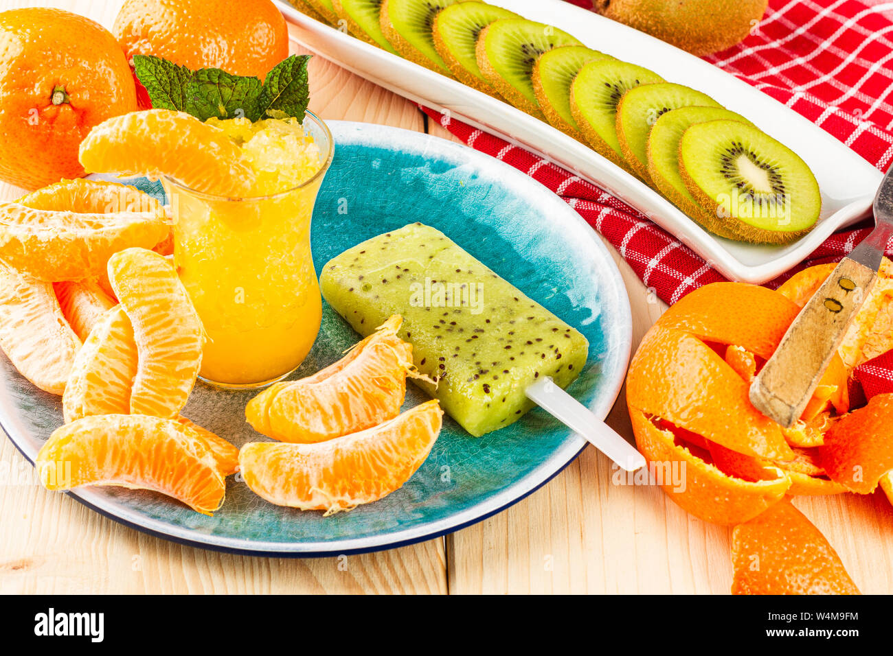 Il sorbetto alla frutta. Congelati succo da frutta tropicale. Gustoso gelato. Dieta di frutta. Il gusto dell'estate. A che serve di vitamine. Foto Stock