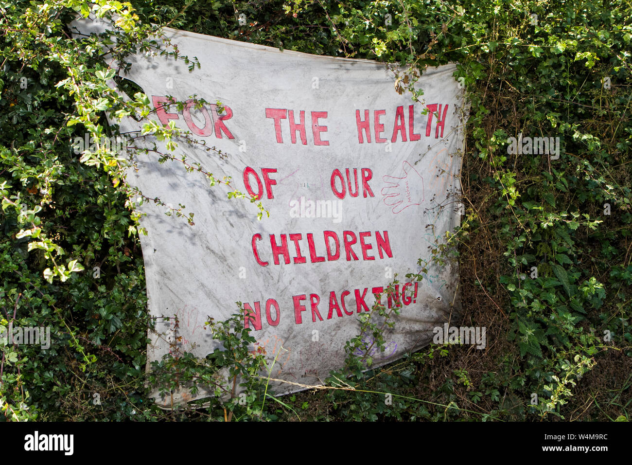 Blackpool, Lancashire, Regno Unito. Il 24 luglio 2019. Anti-fracking & Cambiamenti climatici manifestanti picket la Cuadrilla shale fracking gas sito a poco Plumpton su Preston New Road Nr Blackpool. Il controverso fratturazione idraulica (anche fracking, hydrofracturing o hydrofracking) è un bene la tecnica di stimolazione in cui rock è fratturato da un liquido pressurizzato per rilasciare intrappolato shale gas sotto il letto di roccia. Credito: Cernan Elias/Alamy Live News Foto Stock