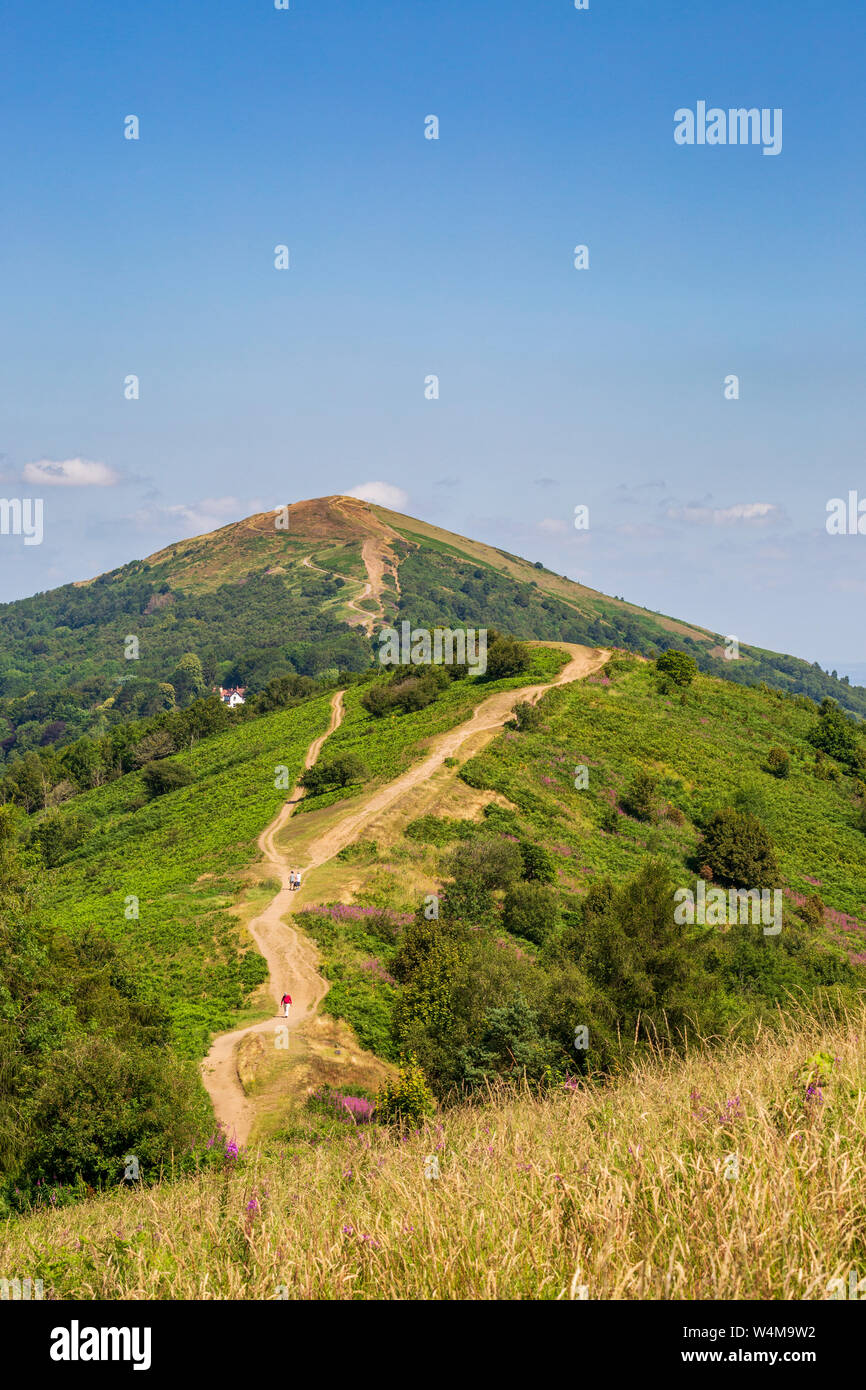 Worcestershire faro a luce rotante e la perseveranza Hill nelle colline di Malvern, Worcestershire, Inghilterra Foto Stock