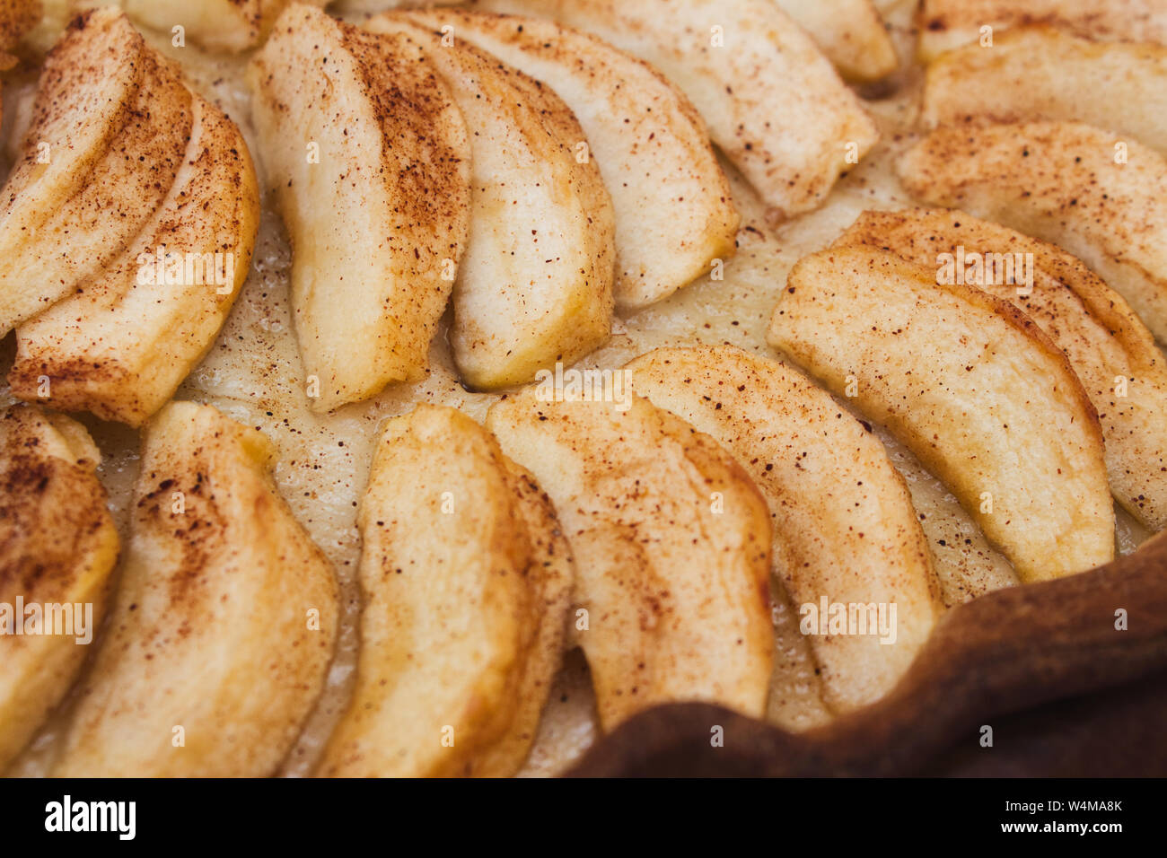 Close-up di mele cotte fette sulla parte superiore di una fetta di torta di mele Foto Stock