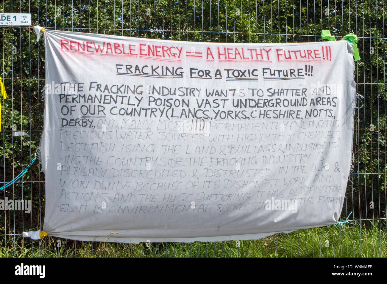 Blackpool, Lancashire, Regno Unito. Il 24 luglio 2019. Anti-fracking & Cambiamenti climatici manifestanti picket la Cuadrilla shale fracking gas sito a poco Plumpton su Preston New Road Nr Blackpool. Il controverso fratturazione idraulica (anche fracking, hydrofracturing o hydrofracking) è un bene la tecnica di stimolazione in cui rock è fratturato da un liquido pressurizzato per rilasciare intrappolato shale gas sotto il letto di roccia. Credito: Cernan Elias/Alamy Live News Foto Stock