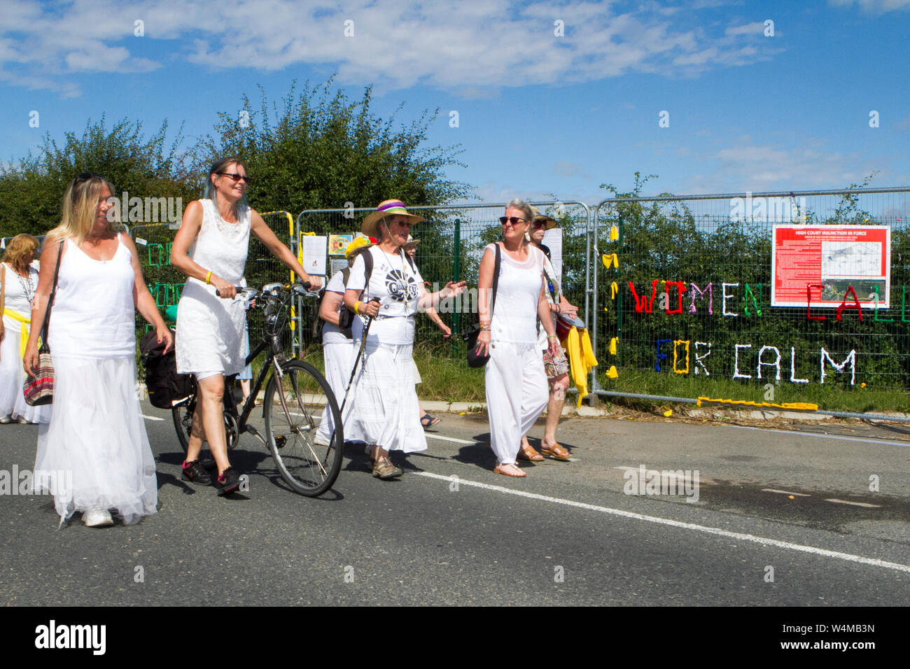 Blackpool, Lancashire, Regno Unito. Il 24 luglio 2019. Anti-fracking & Cambiamenti climatici manifestanti picket la Cuadrilla shale fracking gas sito a poco Plumpton su Preston New Road Nr Blackpool. Il controverso fratturazione idraulica (anche fracking, hydrofracturing o hydrofracking) è un bene la tecnica di stimolazione in cui rock è fratturato da un liquido pressurizzato per rilasciare intrappolato shale gas sotto il letto di roccia. Credito: Cernan Elias/Alamy Live News Foto Stock