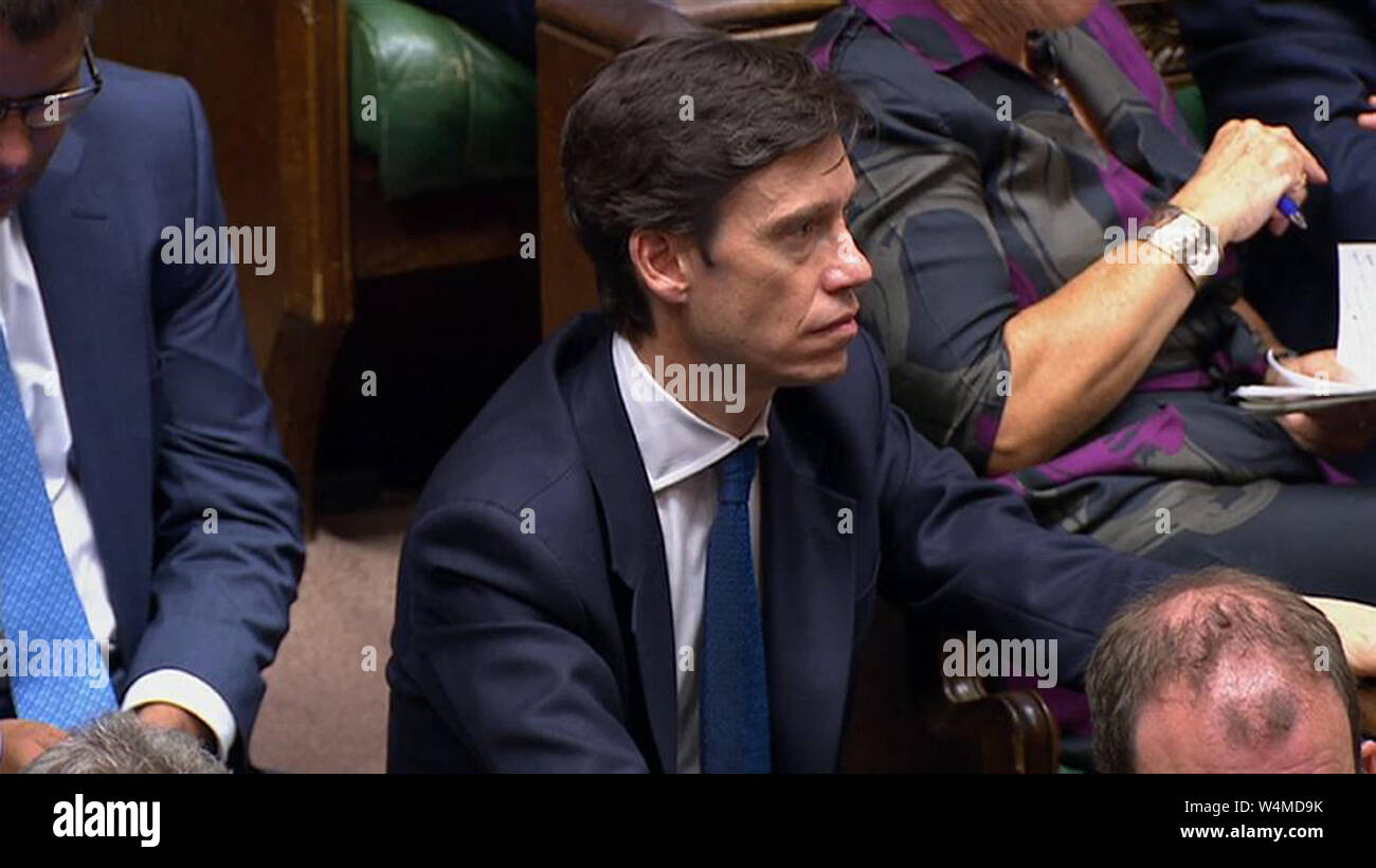 Rory Stewart orologi come Primo Ministro Theresa Maggio parla durante il suo ultimo Primo ministro di domande nella Camera dei Comuni di Londra. Foto Stock