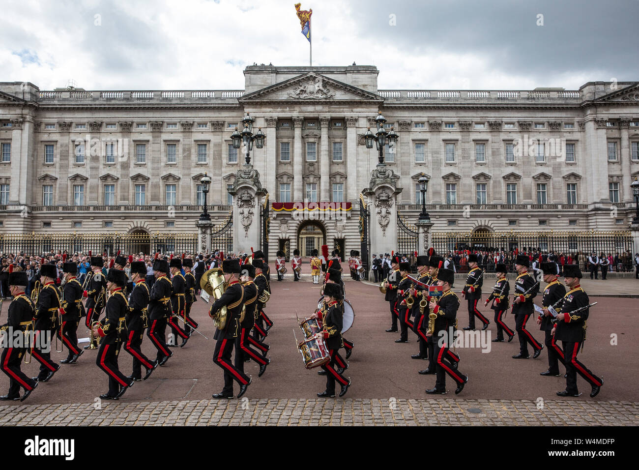 Trooping il colore, la regina il compleanno Parade celebrazioni fuori Buckingham Palace, Central London, England Regno Unito Foto Stock